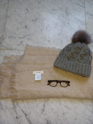 Leesbril, sjaal, muts